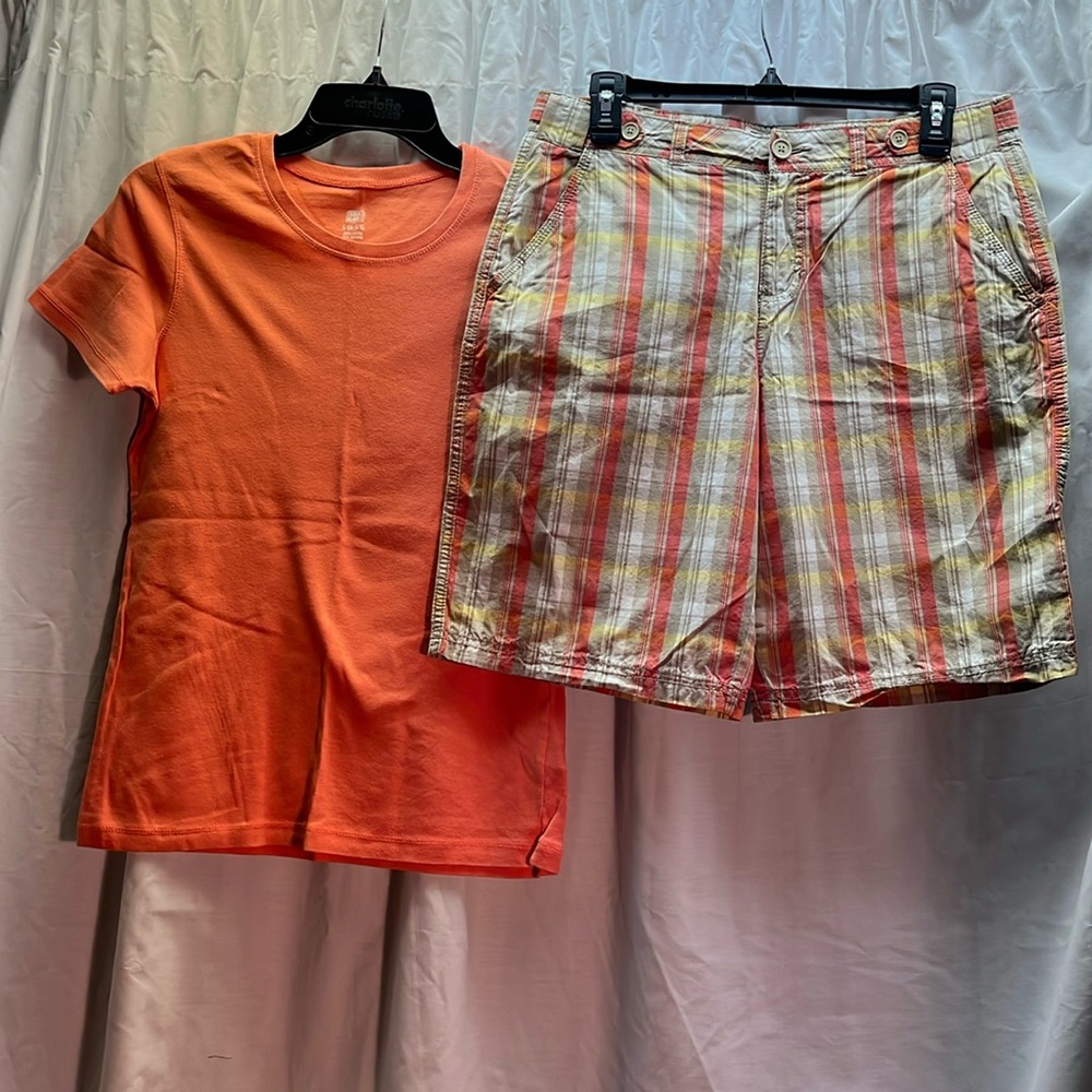 Shorts & t-shirt set
Shorts sz 6 / T sz small (peach color)